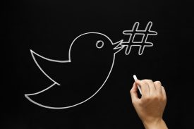 Twitter-symbol på svart tavla